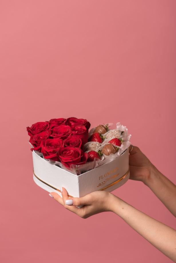 Коробка с клубникой и розами "Романтика"
